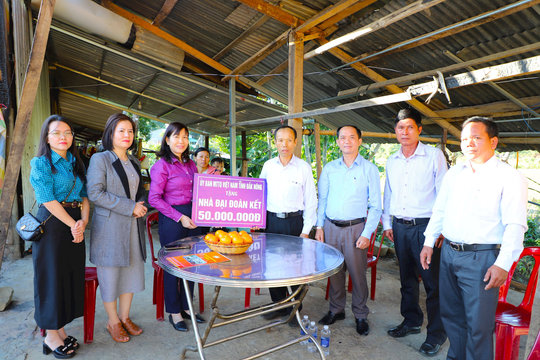 Đắk Nông trao tiền hỗ trợ cho gia đình bị cháy nhà