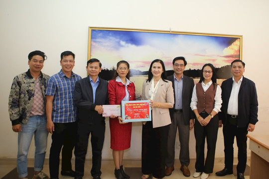 Đồng chí Tôn Thị Ngọc Hạnh thăm, chúc tết Đoàn Ca múa nhạc dân tộc Đắk Nông