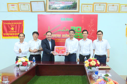 Đồng chí Hồ Xuân Trường thăm, chúc tết Báo Đắk Nông