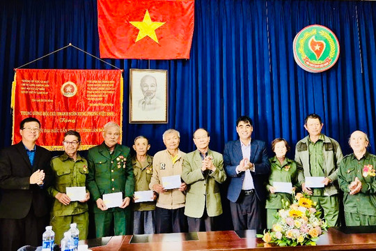 Ủy ban MTTQ Việt Nam tỉnh thăm người có công nhân dịp Tết Nguyên đán 2025