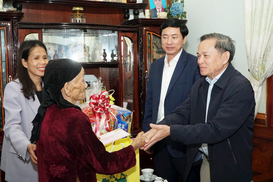Đồng chí Võ Đình Tín thăm, tặng quà tại Đắk Mil