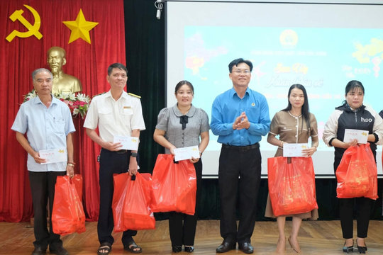 Liên đoàn Lao động Đắk Nông trao tặng hơn 2,75 tỷ đồng tiền quà tết