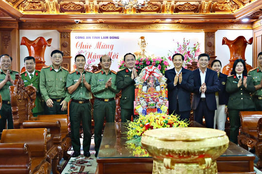 Quyền Bí thư Tỉnh uỷ Nguyễn Thái Học thăm, chúc Tết lực lượng Công an