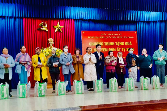 Đoàn ĐBQH Lâm Đồng thăm và tặng quà Tết cho bà con khó khăn tại huyện Lạc Dương