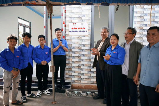 Trao nhà tình nghĩa - Khăn quàng đỏ cho cán bộ đoàn khó khăn huyện Cư Jút