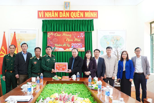Đồng chí Hồ Xuân Trường thăm, chúc Tết các đồn biên phòng huyện Tuy Đức