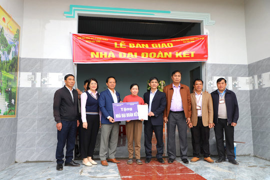 Bàn giao 2 căn nhà đại đoàn kết cho hộ nghèo Đắk Song