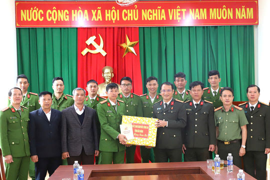 Giám đốc Công an tỉnh Đắk Nông chúc tết công an các xã biên giới