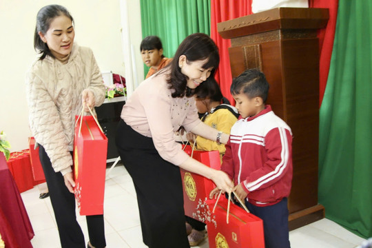 Trao 100 suất quà tết cho học sinh khó khăn huyện biên giới Đắk Nông