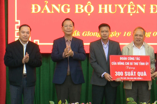 Đồng chí Ngô Thanh Danh thăm, tặng quà tết tại huyện Đắk Glong