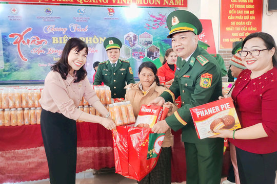 Chợ "Tết Nhân ái – Xuân biên giới" tại Tuy Đức