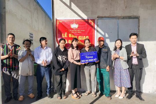 Trao nhà đại đoàn kết cho người khó khăn huyện biên giới Đắk Nông