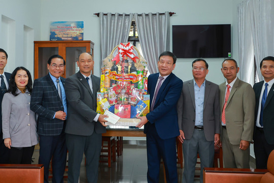 Đồng chí Bùi Thắng - Phó Bí thư Tỉnh ủy thăm, chúc Tết các tổ chức tôn giáo và cơ quan báo chí