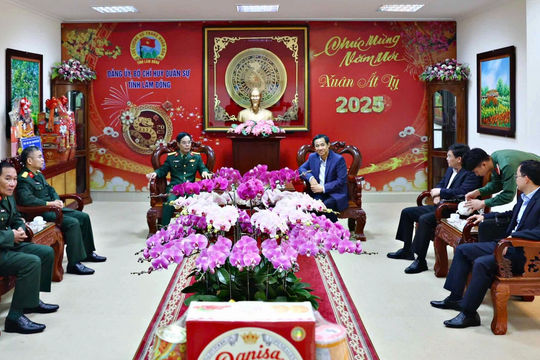 Quyền Bí thư Tỉnh uỷ Nguyễn Thái Học thăm, chúc Tết lực lượng vũ trang