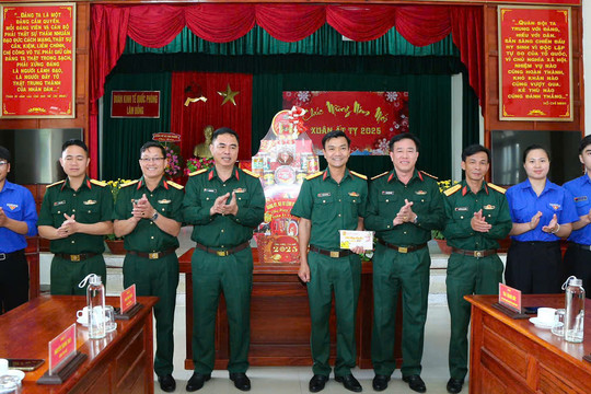 Bộ Tư lệnh Quân khu 7 thăm và tặng quà Tết tại huyện Đam Rông