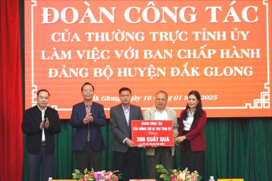 Bí thư Tỉnh ủy Đắk Nông Ngô Thanh Danh tặng quà tết tại huyện Đắk Glong
