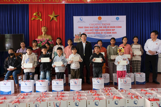 250 trẻ em có hoàn cảnh khó khăn huyện Cư Jút được tặng quà tết