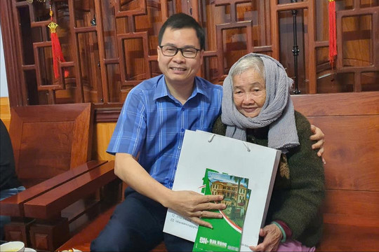 Báo Đắk Nông thăm, tặng quà tết Mẹ Việt Nam Anh hùng Nguyễn Thị Xuân