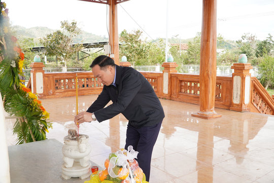 Đồng chí Hồ Xuân Trường dâng hương tại Di tích Lịch sử lưu niệm N’Trang Gưh