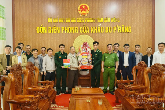 Đắk Glong thăm, chúc tết Đồn Biên phòng Cửa khẩu Bu P'răng