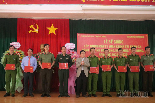 73 học viên Công an tỉnh Đắk Nông nhận bằng Trung cấp Lý luận chính trị