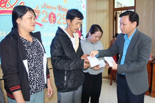 Tặng quà tết đoàn viên, người lao động khó khăn ở Tuy Đức, Đắk R’lấp