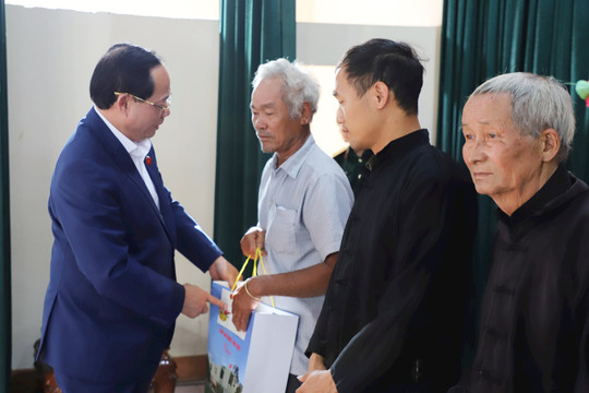 Phó Chủ tịch Quốc hội Trần Quang Phương chúc tết tại xã đặc biệt khó khăn của Đắk Nông