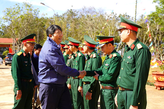 Đồng chí Lê Văn Chiến thăm, chúc tết tại huyện Tuy Đức