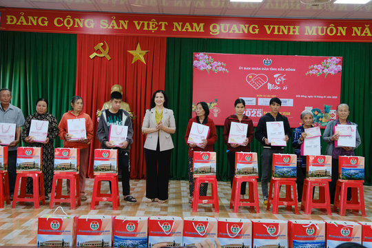 Đồng chí Tôn Thị Ngọc Hạnh tặng quà người nghèo tại Đắk R'lấp, TP. Gia Nghĩa