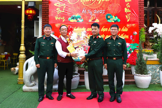 Đại tá Đinh Hồng Tiếng thăm, chúc tết nguyên lãnh đạo Bộ CHQS tỉnh