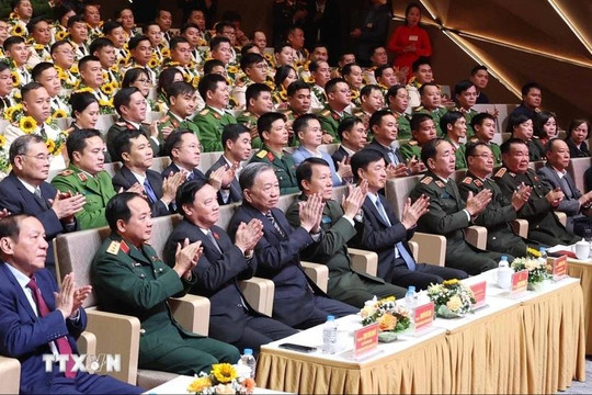Tổng Bí thư dự Chương trình giao lưu nghệ thuật chính luận "Sống trong lòng dân"