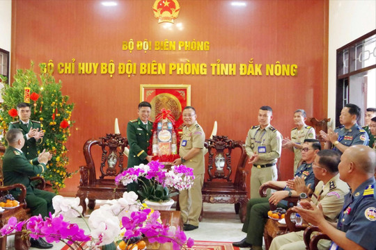 Công an, Hiến binh Mondulkiri thăm và chúc tết Bộ đội Biên phòng Đắk Nông