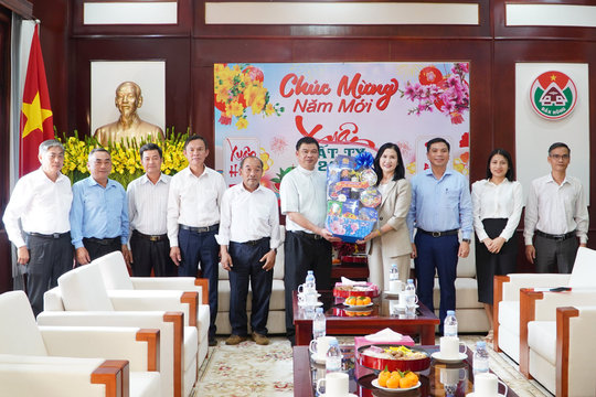 Giáo xứ Gia Nghĩa chúc tết UBND tỉnh Đắk Nông