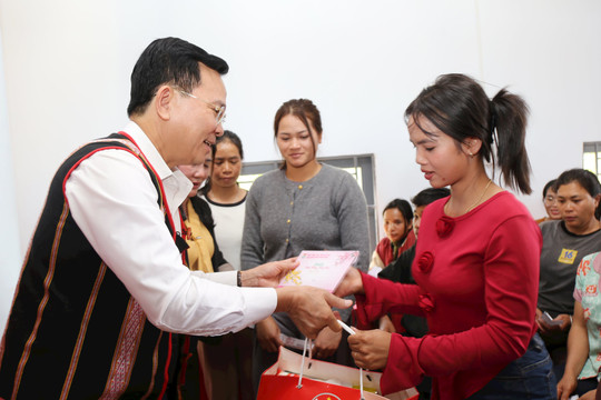 Chủ tịch UBND tỉnh Đắk Nông Hồ Văn Mười tặng 100 suất quà cho người dân vùng sâu