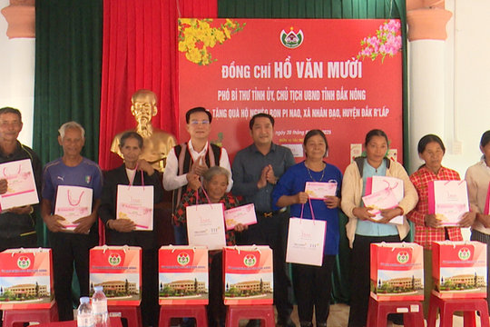 Chủ tịch UBND tỉnh Hồ Văn Mười tặng 100 suất quà ở bon Pi Nao