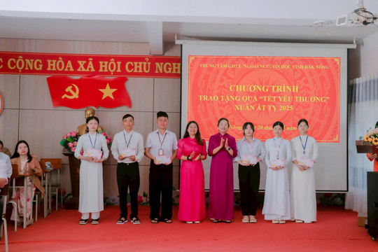 Tặng học bổng cho học sinh nghèo Đắk Nông