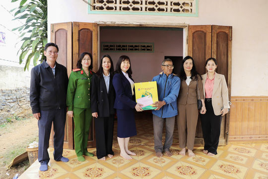 Đồng chí Hà Thị Hạnh tặng quà tết tại huyện Đắk Glong