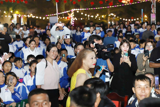 Siu Black hát tặng học sinh vùng sâu Đắk Nông