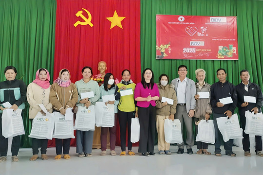 Tặng 70 suất quà tết cho người dân huyện Krông Nô