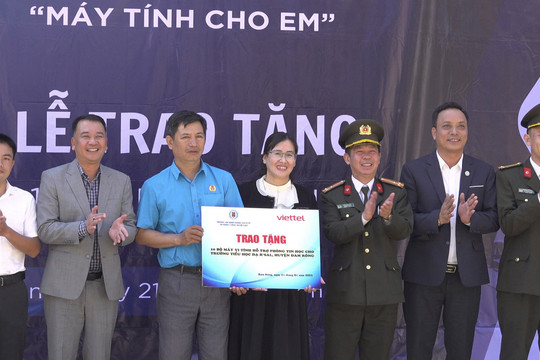 Trao 10 bộ máy tính cho học sinh vùng sâu huyện Đam Rông