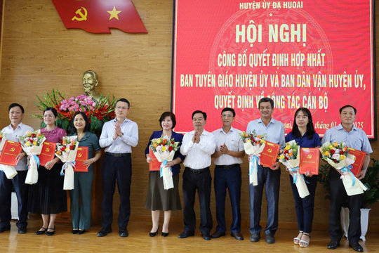Đạ Huoai: Công bố quyết định hợp nhất Ban Tuyên giáo Huyện ủy và Ban Dân vận Huyện ủy