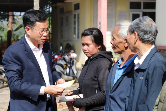 Phó Bí thư Thường trực Tỉnh ủy Lưu Văn Trung tặng quà tết tại Gia Nghĩa
