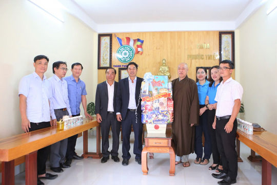 Lãnh đạo TP Bảo Lộc thăm, chúc Tết các cơ sở tôn giáo và gia đình chính sách