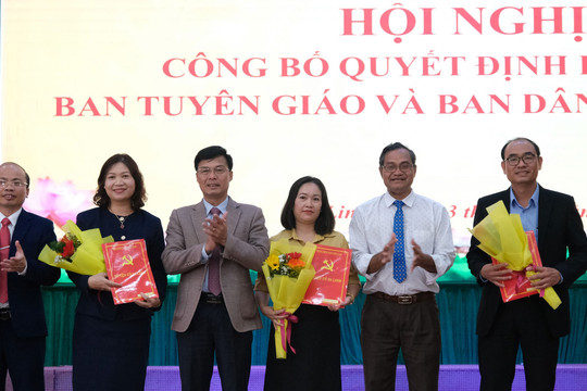 Di Linh công bố quyết định hợp nhất Ban Tuyên giáo và Ban Dân vận Huyện ủy