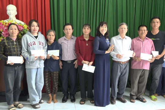 Đắk Nông tặng 23 suất quà tết cho hộ nghèo tại xã vùng sâu