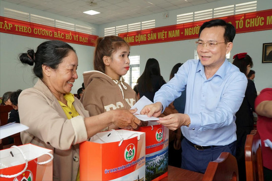 Chủ tịch UBND tỉnh Đắk Nông Hồ Văn Mười tặng quà tại các xã vùng sâu