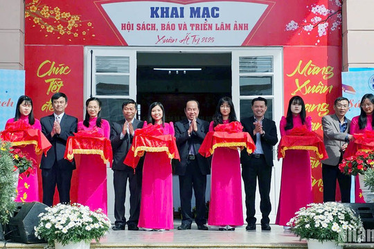 Nhiều hoạt động tại Hội sách, báo và triển lãm ảnh xuân Ất Tỵ 2025 tại Lâm Đồng