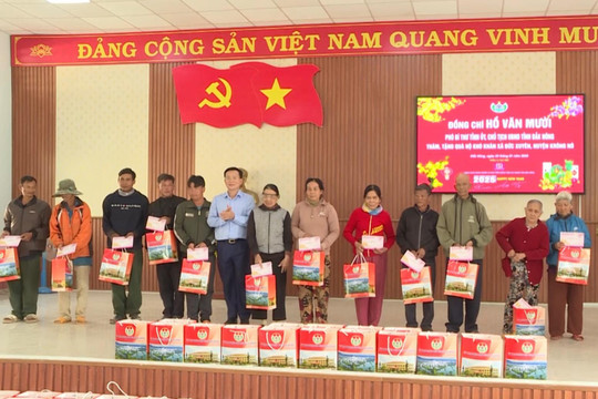 Chủ tịch UBND tỉnh Đắk Nông Hồ Văn Mười trao 200 suất quà tết tại Krông Nô