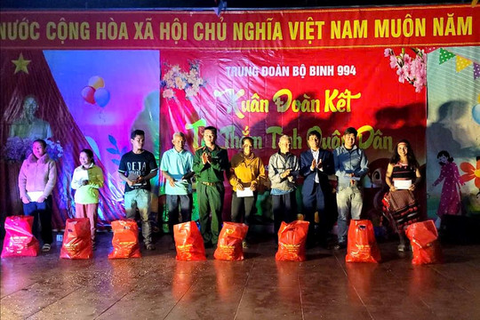 Trung đoàn 994 tặng quà tết người dân bon R'bút