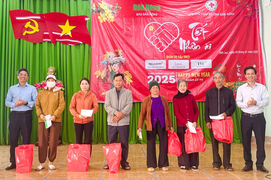 Báo Đắk Nông trao tặng 200 phần quà tết tại xã biên giới Đắk Lao